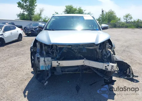 2015 Toyota Highlander Xle z USA, uszkodzony, nr VIN 5TDKKRFH8FS045181